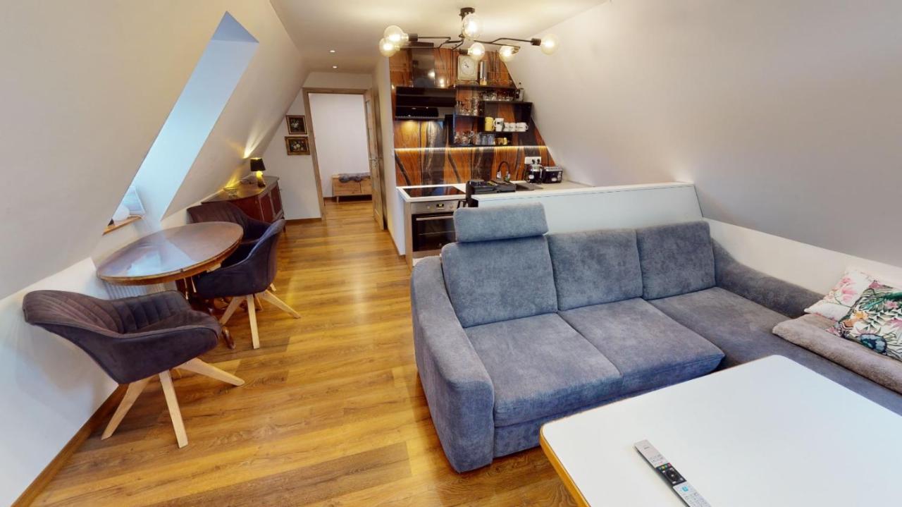 Apartman Atelier Vary V Nove Zrekonstruovanem Dome Κάρλοβι Βάρι Εξωτερικό φωτογραφία